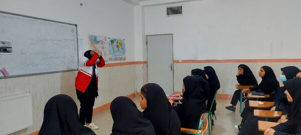 گرامیداشت هفته پدافند غیر عامل در دبیرستان نمونه دولتی برکت خاتم