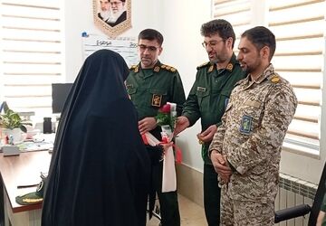 تجلیل از سبزپوشان پاسدار توسط دانش‌آموزان بسیجی 