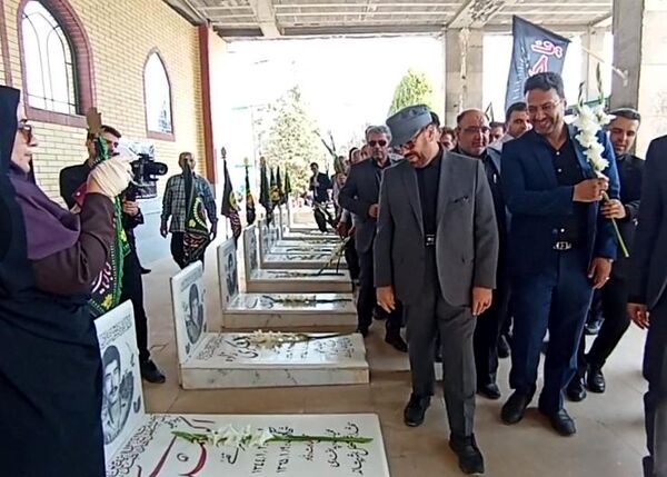 میثاق استاندار و مسئولان استانی با شهدا در سفر به زرقان