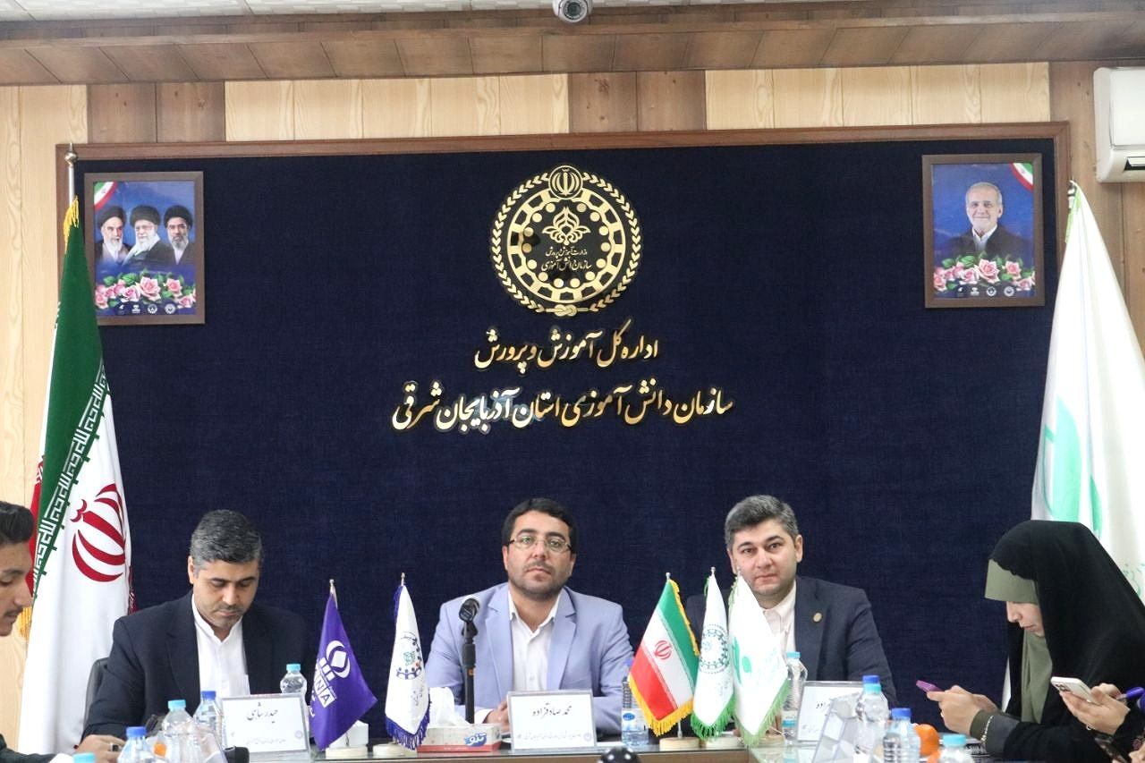 نخستین جلسه هماهنگی نمایندگان دوره دوازدهم و سیزدهم مجلس دانش‌آموزی و اعضای شورای دانش‌آموزی استان آذربایجان شرقی 