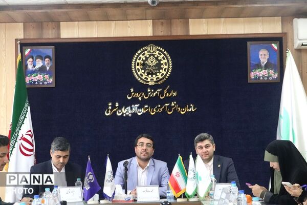 نخستین جلسه هماهنگی نمایندگان دوره دوازدهم و سیزدهم مجلس دانش‌آموزی و اعضای شورای دانش‌آموزی استان آذربایجان شرقی 