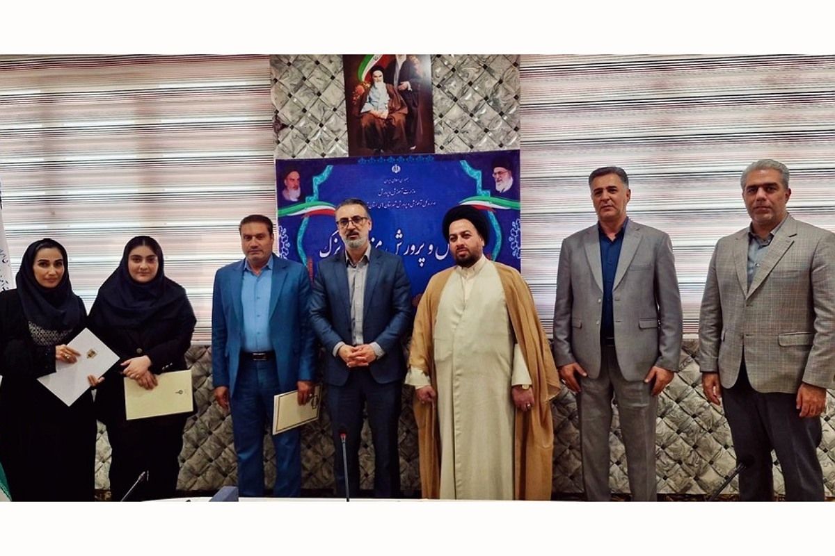 تقدیر از دانش‌آموز نخبه پژوهش‌سرای کاوش در شورای آموزش و پرورش کهریزک