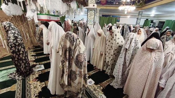 نوجوانان دختر در اعتکاف؛ لحظاتی سرشار از نماز و معنویت