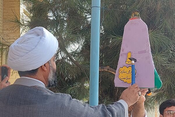 نواختن زنگ بازگشایی مدارس در دبستان علی بن ابیطالب(ع) باقرشهر