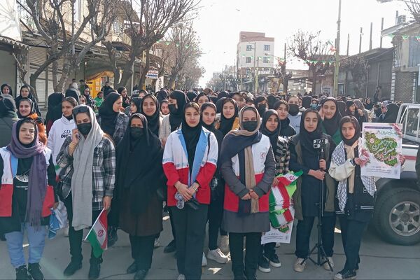 راهپیمایی یوم‌الله ۲۲بهمن با حضور گسترده مردم و نهادها در بانه