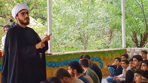 اقامه نماز دانش‌آموزی با حضور ۱۲۰ دانش‌آموز پسر در اردوگاه شهید بهشتی یاسوج