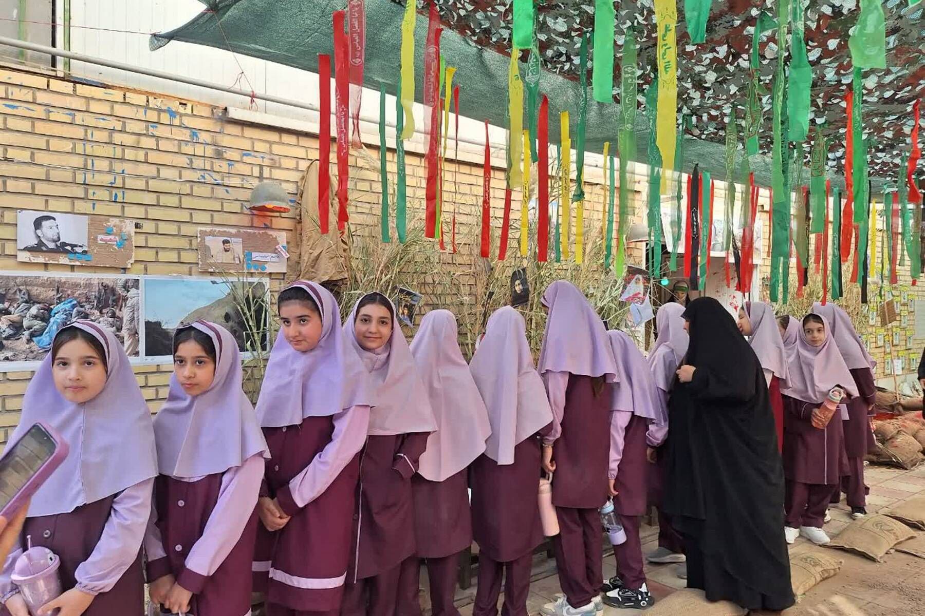 بازدید دانش‌آموزان مدارس قیامدشت و مسئولین شهری از نمایشگاه دفاع مقدس حوزه های مقاومت بسیج شهر قیامدشت