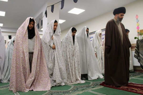 اقامه نماز جماعت در دبیرستان هجرانی پردیس به امامت امام جمعه شهرستان