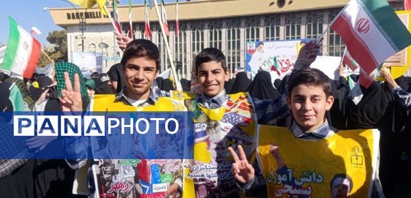 حضور پرشور آینده‌سازان ایران در راهپیمایی روز دانش‌آموز در همدان 