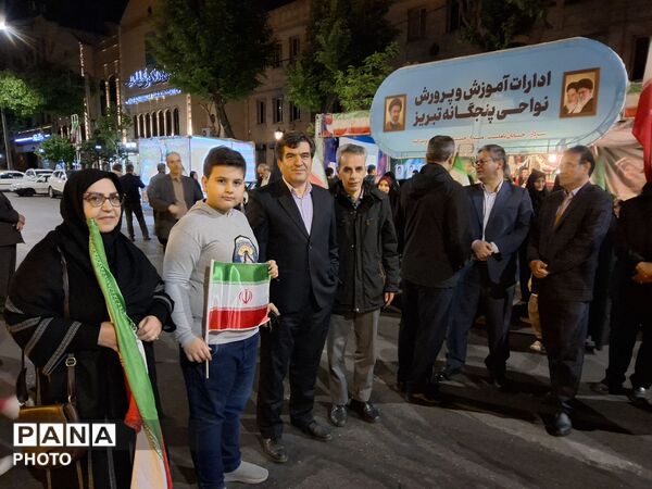 غرفه جهادی آموزش و پرورش ناحیه ۴ تبریز با حضور معلمان فعال علمی و فرهنگی، در میدان ساعت تبریز