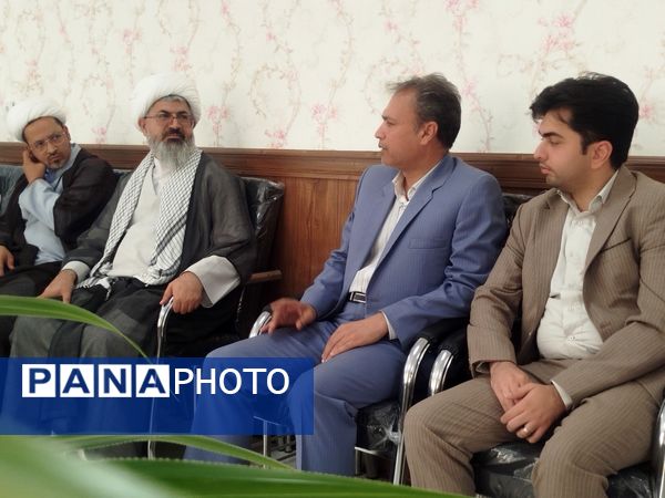 بازدید مدیر آموزش و پرورش و امام جمعه کاشمر از دبیرستان امام خمینی (ره) کاشمر 