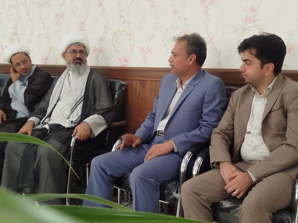 بازدید مدیر آموزش و پرورش و امام جمعه کاشمر از دبیرستان امام خمینی (ره) کاشمر 