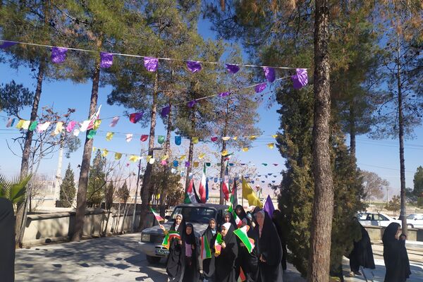 گلباران قبور مطهر شهدا در اولین روز دهه فجر 