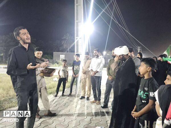 جلوه معنوی در سندرک؛ پرچم متبرک حرم اباعبدالله (ع) و عبای رهبر معظم انقلاب در تجمع مردمی