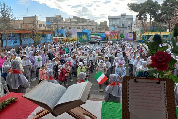 هم صدایی نسل آینده با انقلاب در مدرسه کودک مسلمان قرچک