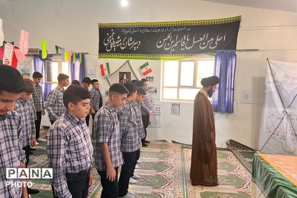  نماز جماعت دانش‌آموزان و معلمان در دبیرستان شهید مصطفی خمینی