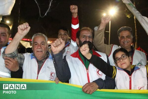 خواندن دسته جمعی سرود ملی ایران در باغ ملی یزد