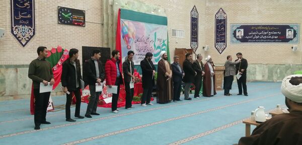 تقدیر از دانش‌آموزان برگزیده ناحیه چهار قم در جشنواره «فردا»