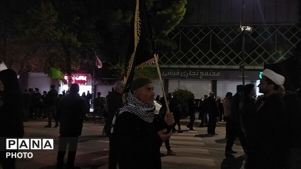 دسته عزاداری روستای اردمه در مراسم چهلم رهبر شهید و شهدای میناب در حسینیه امام 