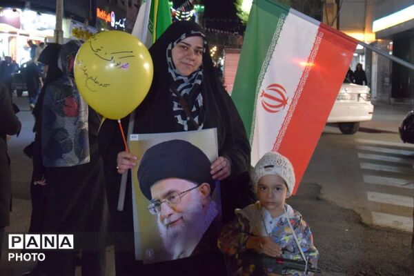 چهل‌ودومین حضور دانش‌آموزان و فرهنگیان در مسیر راهپیمایی کرج