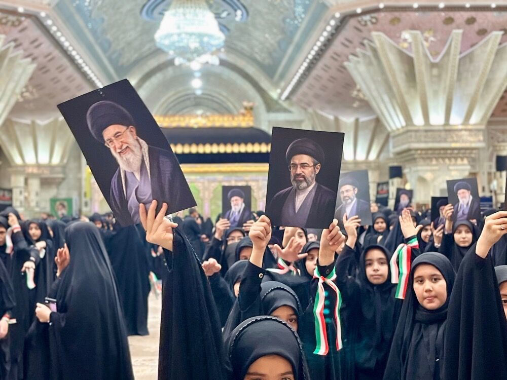 طنین سرود باید برخاست در حرم امام(ره)