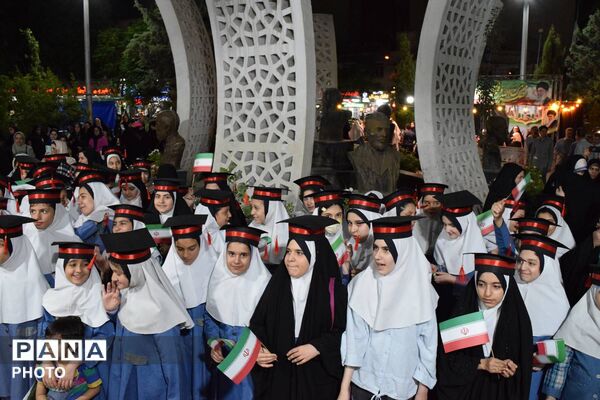 وداع با دوران ابتدایی؛ جشن فارغ‌التحصیلی ششم‌دختران «شیخ مفید» در منطقه ۱۴