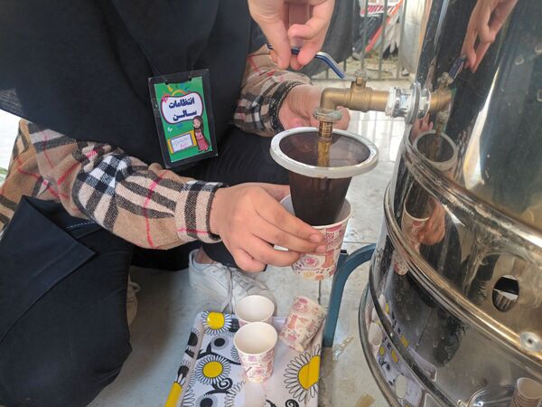 عطر فاطمی در فضای آموزش دبیرستان میرزا جعفر سروقد با برپایی ایستگاه صلواتی 