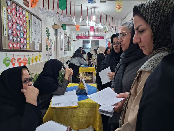 کارنامه‌ها با حضور دبیران تحویل داده شد