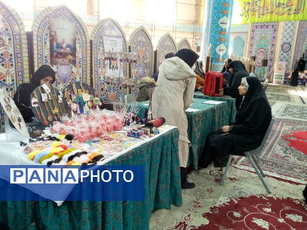 دکلمه‌خوانی دانش‌آموزان در مقابل مادران شهرستان قدس به‌مناسبت روز مادر