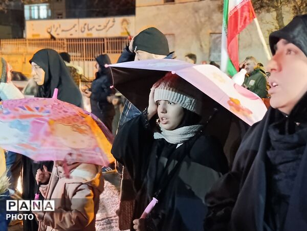 سرما در برابر آتش عشق دلها به رهبر چیزی نبود