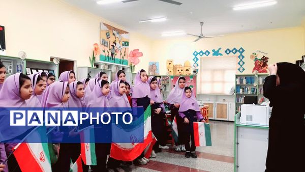جشن دهه فجر با نقاشی‌های خلاقانه دانش‌آموزان پایه پنجم در کانون پرورشی تفت