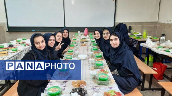 ضیافت افطاری در دبیرستان هیات امنایی فیض کاشانی