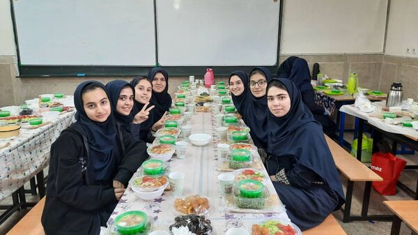 ضیافت افطاری در دبیرستان هیات امنایی فیض کاشانی