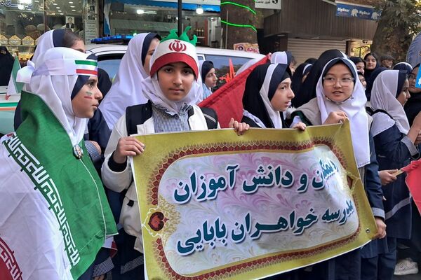 حضور پرشور دانش‌آموزان مدارس شهرستان دماوند، در راهپیمایی یوم‌الله ۱۳ آبان