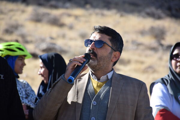 کاشت بذر بادام کوهی در تنگ چشمه زرقان