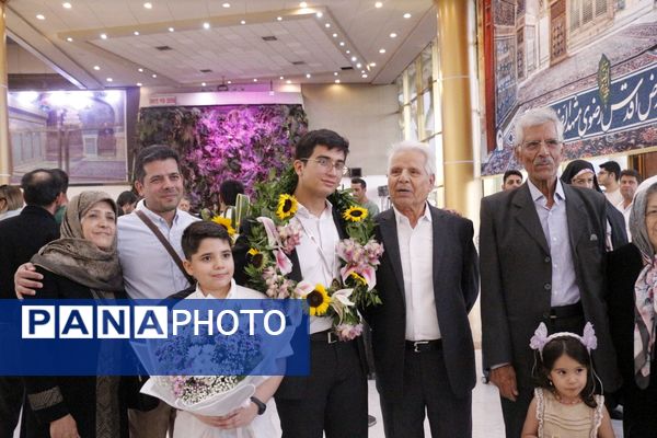 استقبال پرشور از دانش‌آموز مشهدی قهرمان المپیاد جهانی نجوم و اخترفیزیک