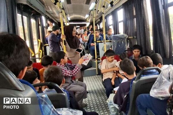 افتتاح نمایشگاه کتاب «رسول آفتاب» با حضور دانش آموزان دبستان فردوسی