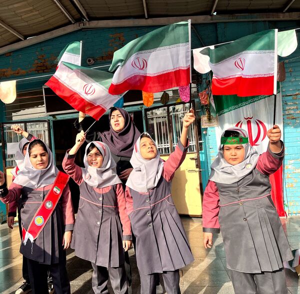 جشن با شکوه دهه فجر در دبستان صدف