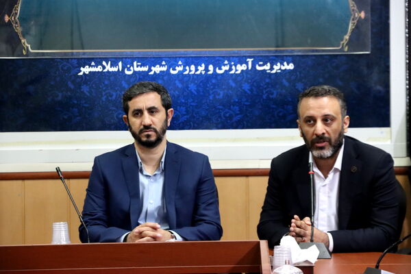 حضور ۵۲ دانش‌آموز رای اولی با عنوان همیار فرماندار در شعبه‌های اخذ رای شهرستان اسلامشهر 