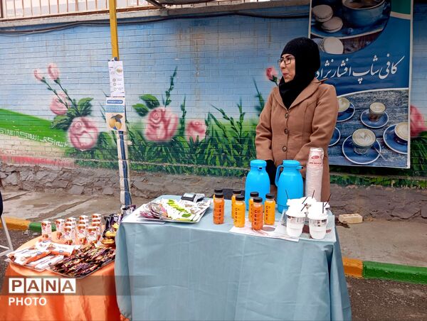 بازارچه کسب و کار دانش آموزی در دبیرستان افشار نژاد ناحیه پنج مشهد