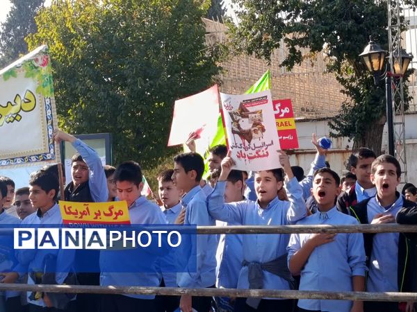 حضور دانش آموزان شیرازی درغرفه‌های فرهنگی راهپیمایی 13 آبان