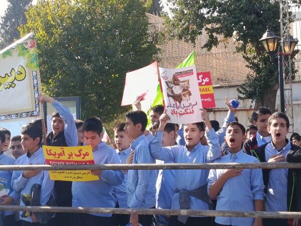 حضور دانش آموزان شیرازی درغرفه‌های فرهنگی راهپیمایی 13 آبان