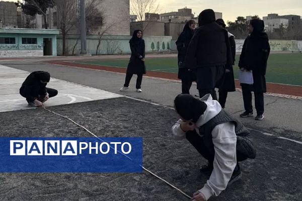 المپیاد ورزشی درون مدرسه‌ای به مناسبت گرامیداشت دهه فجر در آموزشگاه آرمینه مصلی نژاد شهرری
