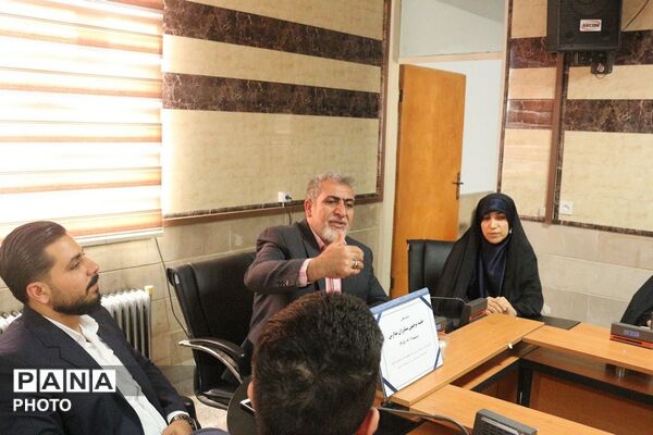 نشست مشاوران مدارس فیروزکوه با هدف تشکیل کمیته «نماد» و مقابله با آسیب‌های اجتماعی دانش‌آموزان