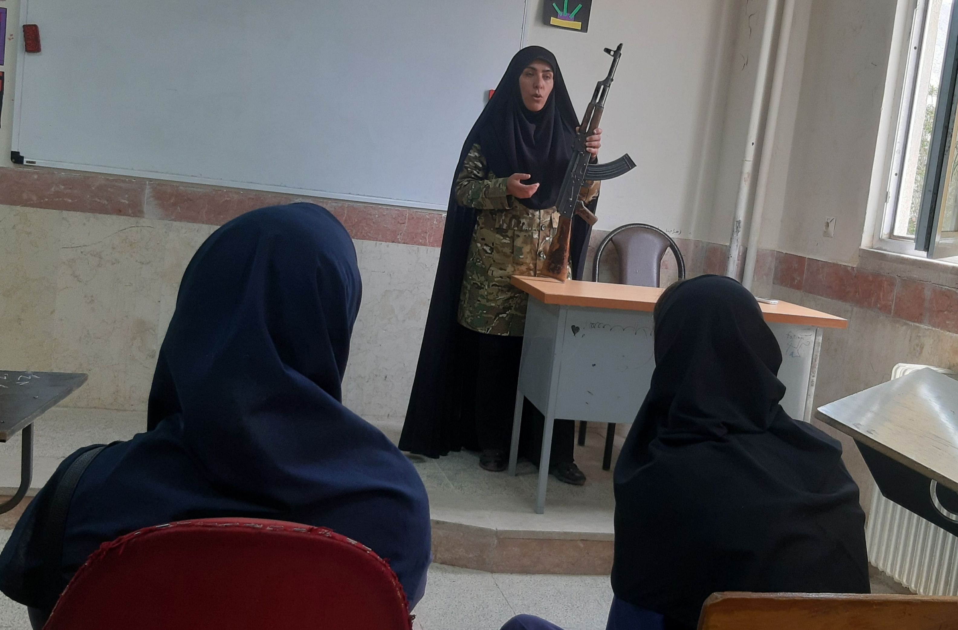 برگزاری جلسه آموزش آمادگی دفاعی در هنرستان ۱۷ شهریور بیرانشهر