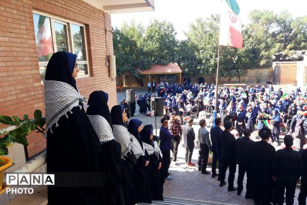دبیرستان شاهد غدیر ۱ میزبان مسئولین شهرستان قدس در روز اول مهر