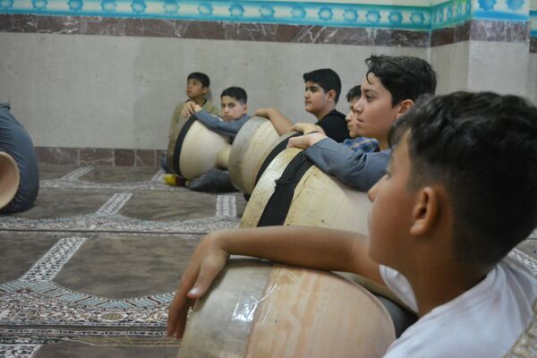 آموزش ضرب زورخانه‌ای در دبستان رازی ناحیه 2 بهارستان