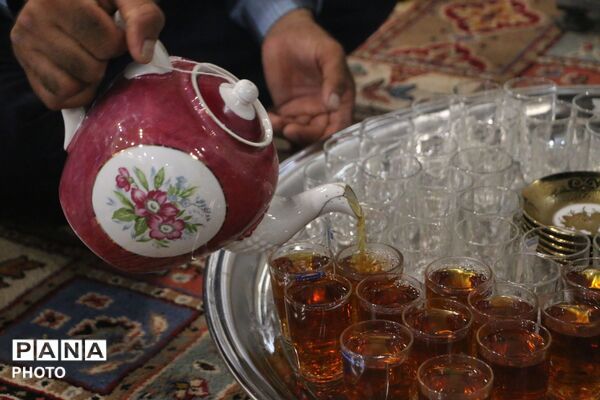 روضه‌خوانی کنار ریل قطار یزد؛ آیینی متفاوت در مسیر عبور شهروندان