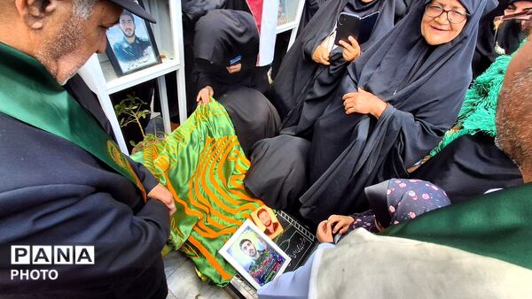 خادمین حرم مطهر رضوی غبار از مزار شهید نظافتی برداشتند