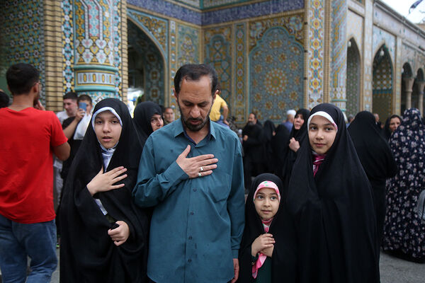 تشرف دختران به زیارت حرم مطهر حضرت معصومه(س)